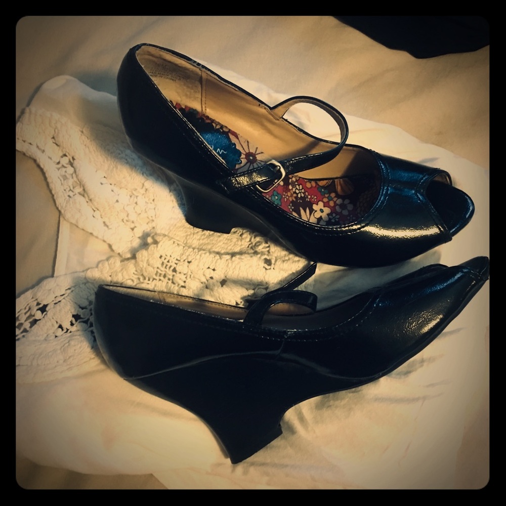 Black Retro Wedge
